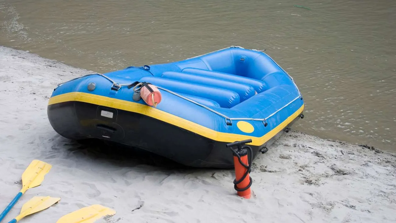 Isle of Skye: A teenager rescues two men who fell from an inflatable toy boat Isle of Skye: A teenager rescues two men who fell from an inflatable toy boat | Urgent Story